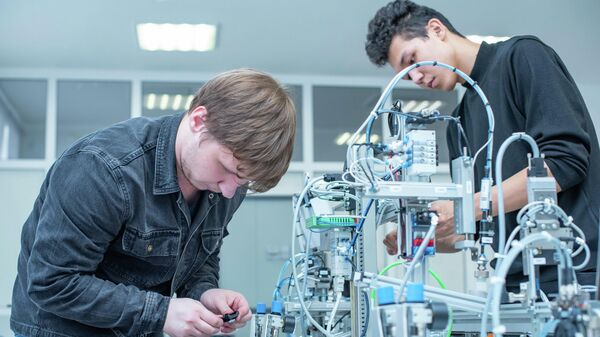 Студенты и преподаватели Astana polytechnic college работают над проектами - Sputnik Казахстан
