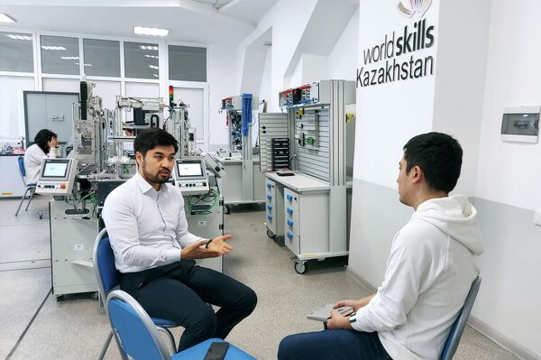 Корреспондент Sputnik Казахстан Ербол Казистаев беседует с Олжасом Ордабаевым - Sputnik Казахстан