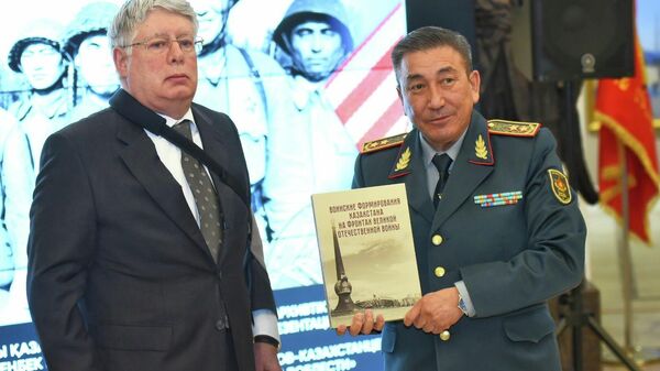 Родственнику Бауыржана Момышулы передали засекреченные документы о Герое СССР  - Sputnik Казахстан