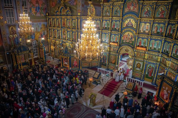 И завершается служба в храме, полностью залитом светом, в том числе светом огромных светильников под сводами собора.  - Sputnik Казахстан