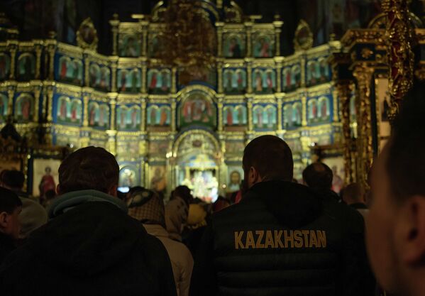 Постепенно во время службы каждый храм наполняется светом.  - Sputnik Казахстан