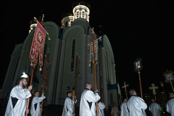 Крестный ход трижды опоясывает здание собора, а после его завершения начинается праздничная служба.  - Sputnik Казахстан