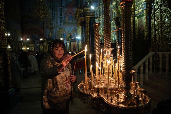 Эти свечи горят как в руках православных, как символ веры, так и на специальных подставках.  - Sputnik Казахстан