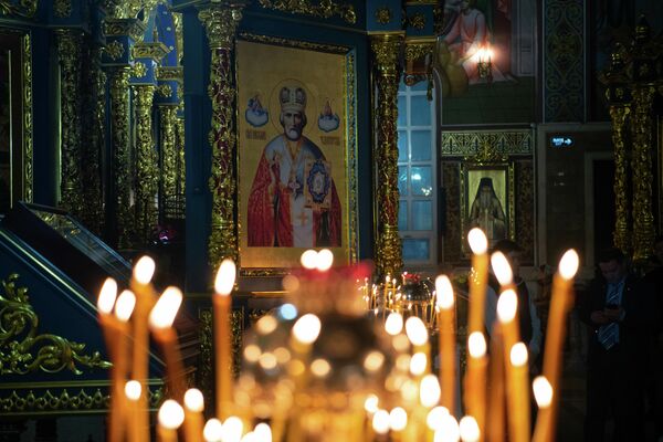 Свечи зажигают одну за другой сами верующие.  - Sputnik Казахстан