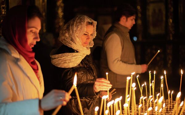 Во время пасхальной службы верующие держат зажженные свечи.  - Sputnik Казахстан