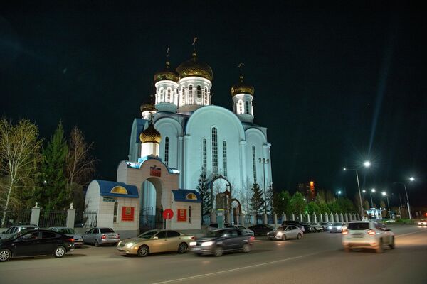 Сам собор к началу службы почти не освещен - этого требуют традиции.   - Sputnik Казахстан