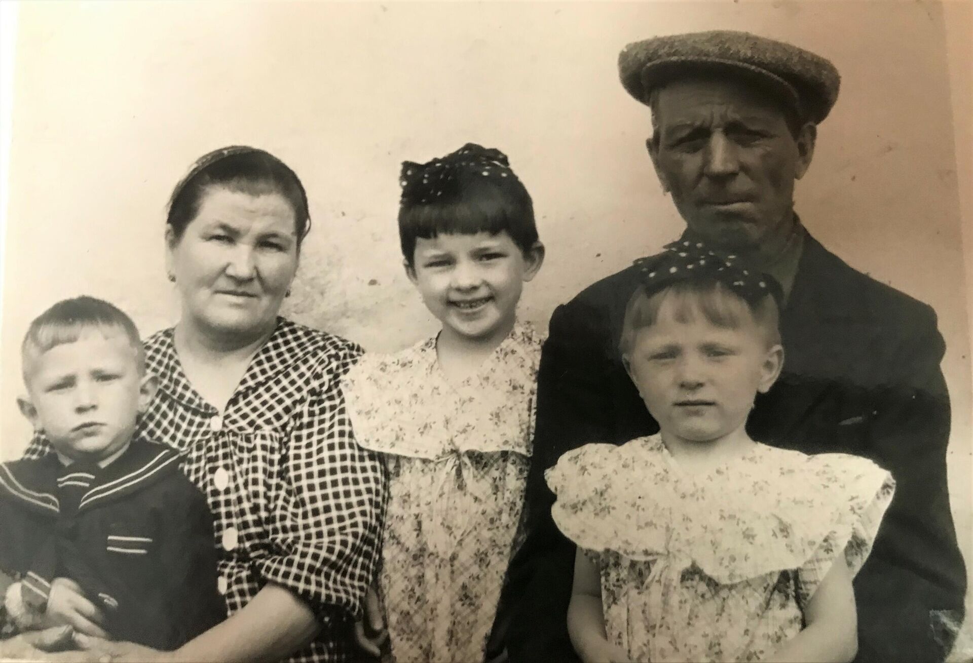 Ефросинья Егоровна и Егор Александрович с внуками - Sputnik Казахстан, 1920, 24.04.2022
