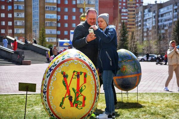 Выставка стала частью пасхального фестиваля, который завершится 6 мая. Но на сами гигантские писанки можно будет полюбоваться до 8 мая.  - Sputnik Казахстан
