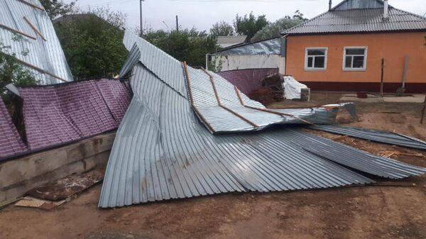 Ветер сорвал кровлю со зданий в поселке Жанакорган Кызылординской области  - Sputnik Казахстан