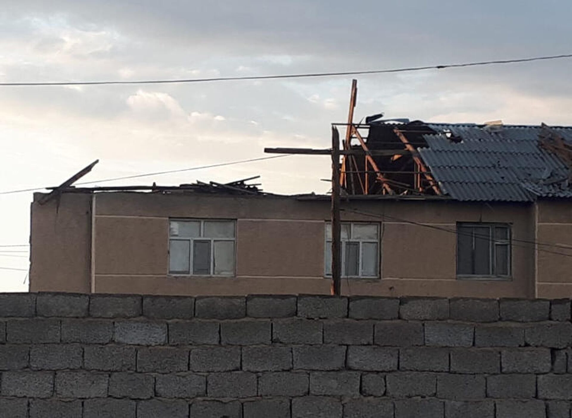 Ветер сорвал кровлю со зданий в поселке Жанакорган Кызылординской области  - Sputnik Казахстан, 1920, 25.04.2022