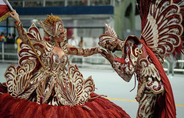 В прошлом году карнавал не проводили из-за пандемии коронавируса. На фото: танцоры из школы самбы Колорадо-ду-Брас выступают во время карнавального парада в Сан-Паулу, Бразилия.  - Sputnik Казахстан