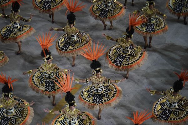 Танцовщики школы самбы Salguero выступают во время первой ночи карнавальных парадов на самбадроме Marques de Sapucai в Рио-де-Жанейро. - Sputnik Казахстан