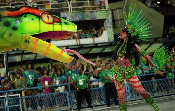 Артистка школы самбы Unidos da Tijuca участвует в параде во время празднования карнавала на самбадроме в Рио-де-Жанейро. - Sputnik Казахстан
