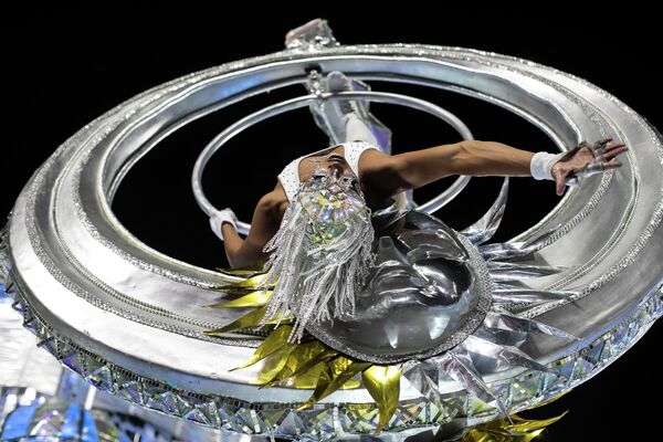 Танцовщица школы самбо Viradouro на параде во время празднования карнавала на самбадроме в Рио-де-Жанейро, Бразилия.  - Sputnik Казахстан