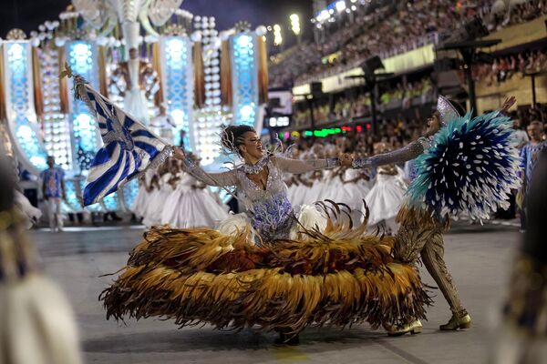Первый карнавал в Бразилии прошел в 1932 году. На фото: парад артистов из школы самбы Portela на платформе во время празднования карнавала на самбадроме в Рио-де-Жанейро, Бразилия. - Sputnik Казахстан