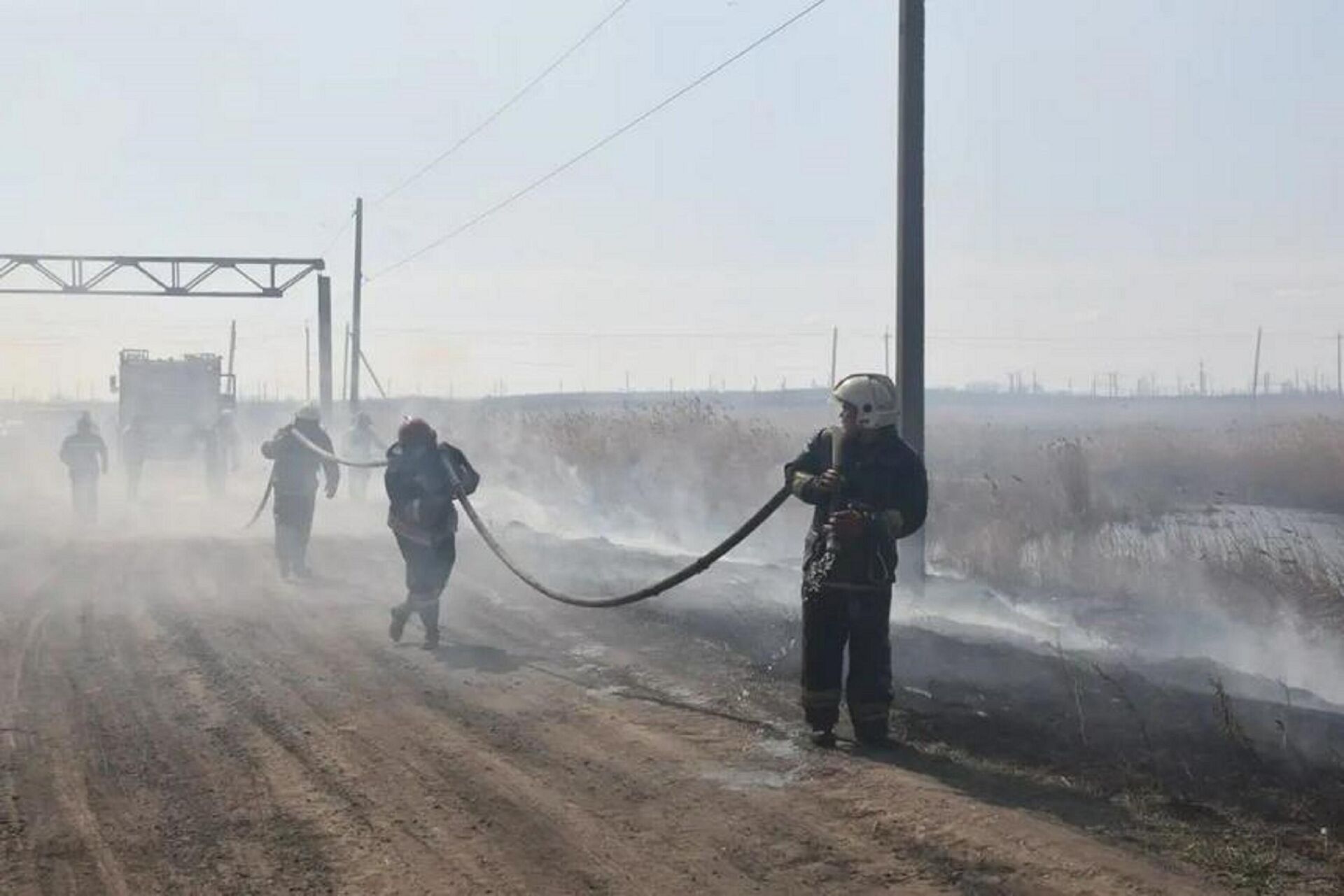 Пожар возле нефтебазы тушили несколько часов в Петропавловске - Sputnik Казахстан, 1920, 26.04.2022
