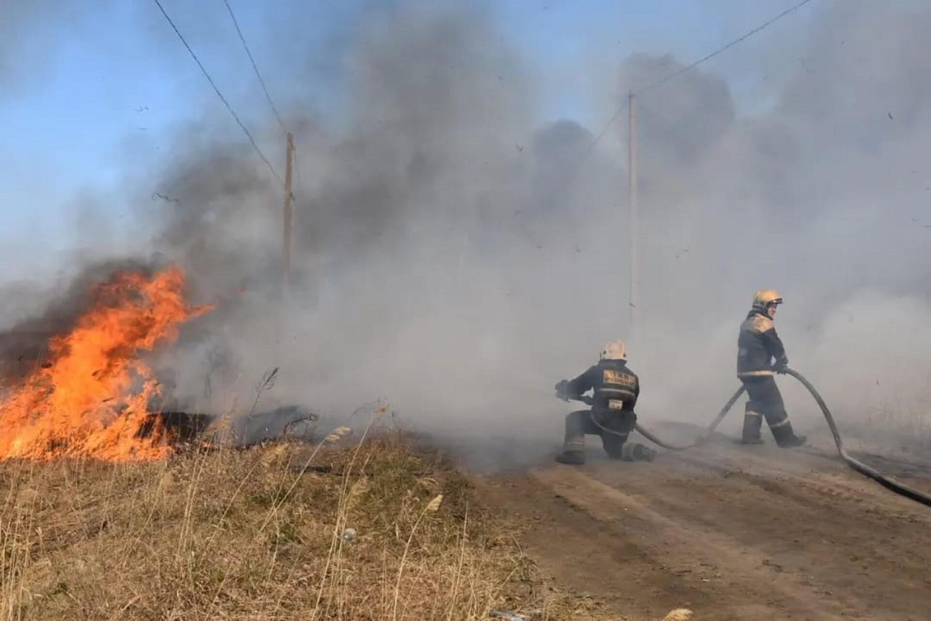 Более 70 огнеборцев были задействованы на тушении пожара близ нефтебазы - Sputnik Казахстан, 1920, 26.04.2022