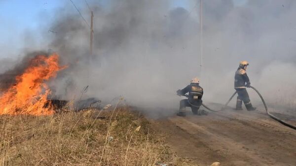 Более 70 огнеборцев были задействованы на тушении пожара близ нефтебазы - Sputnik Казахстан