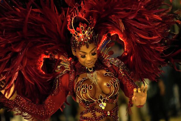 Артистка школы самбы Paraiso do Tuiuti на параде во время празднования карнавала на самбадроме в Рио-де-Жанейро, Бразилия. - Sputnik Казахстан