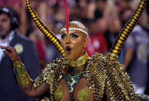 Королева барабанов Джована Анжелика из школы самбы Mocidade выступает во время празднования карнавала на самбадроме в Рио-де-Жанейро, Бразилия. - Sputnik Казахстан