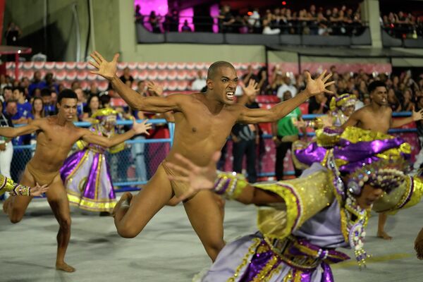 Парад артистов из школы самбы Paraiso do Tuiuti во время празднования карнавала на самбадроме в Рио-де-Жанейро, Бразилия.  - Sputnik Казахстан