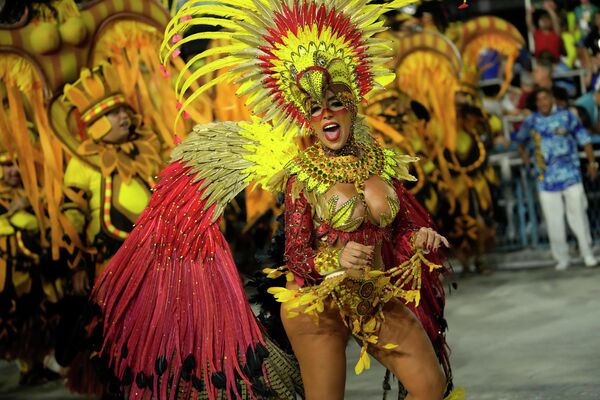 Участница школы самбы Unidos da Tijuca на параде во время празднования карнавала на самбадроме в Рио-де-Жанейро, Бразилия. - Sputnik Казахстан