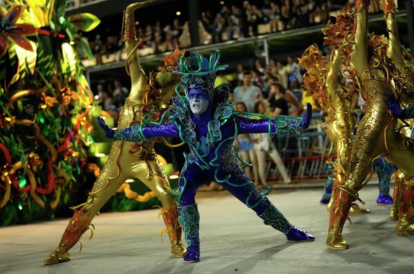 Парад артистов из школы самбы Unidos da Tijuca во время празднования карнавала на самбадроме в Рио-де-Жанейро, Бразилия. - Sputnik Казахстан