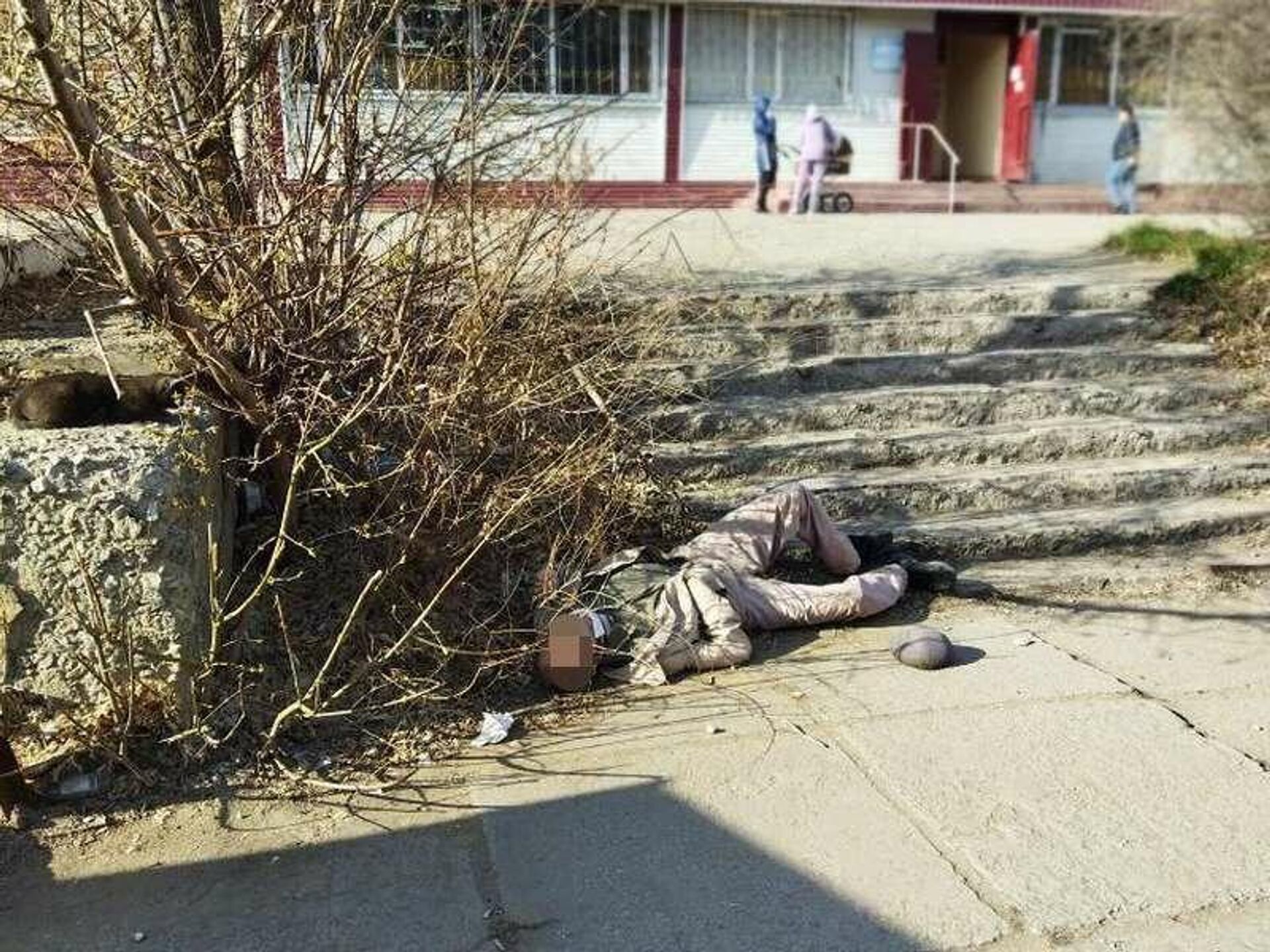 Мужчина в Рудном погиб, упав с разрушенных ступеней - Sputnik Казахстан, 1920, 28.04.2022