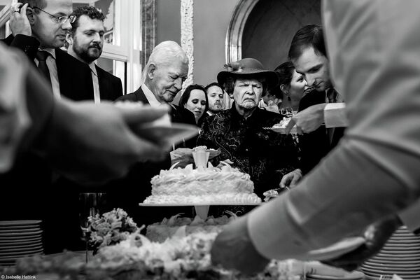 Снимок &quot;Лимонный торт&quot; нидерландского фотографа Изабель Хаттинк, победивший в конкурсе Pink Lady® Food Photographer of the Year. На фото: Недовольная дама запечатлена в момент разрезания свадебного торта.  - Sputnik Казахстан