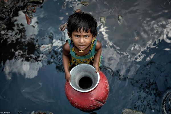 Снимок &quot;Куда улетают мечты&quot;. Маленькая девочка вместе со своей старшей сестрой набирает воду в трущобах Чад-Уддан в Дакке, Бангладеш. - Sputnik Казахстан