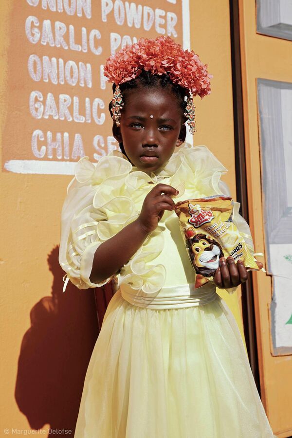Снимок &quot;Цветочница с пакетом чипсов Simba&quot; южноафриканского фотографа Маргерит Оэлофсе. - Sputnik Казахстан