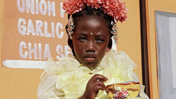 Снимок Flower girl with a packet of Simba chippies южноафриканского фотографа Marguerite Oelofse, победивший в регионе Южная Африка конкурса 2022 Pink Lady® Food Photographer of the Year - Sputnik Қазақстан