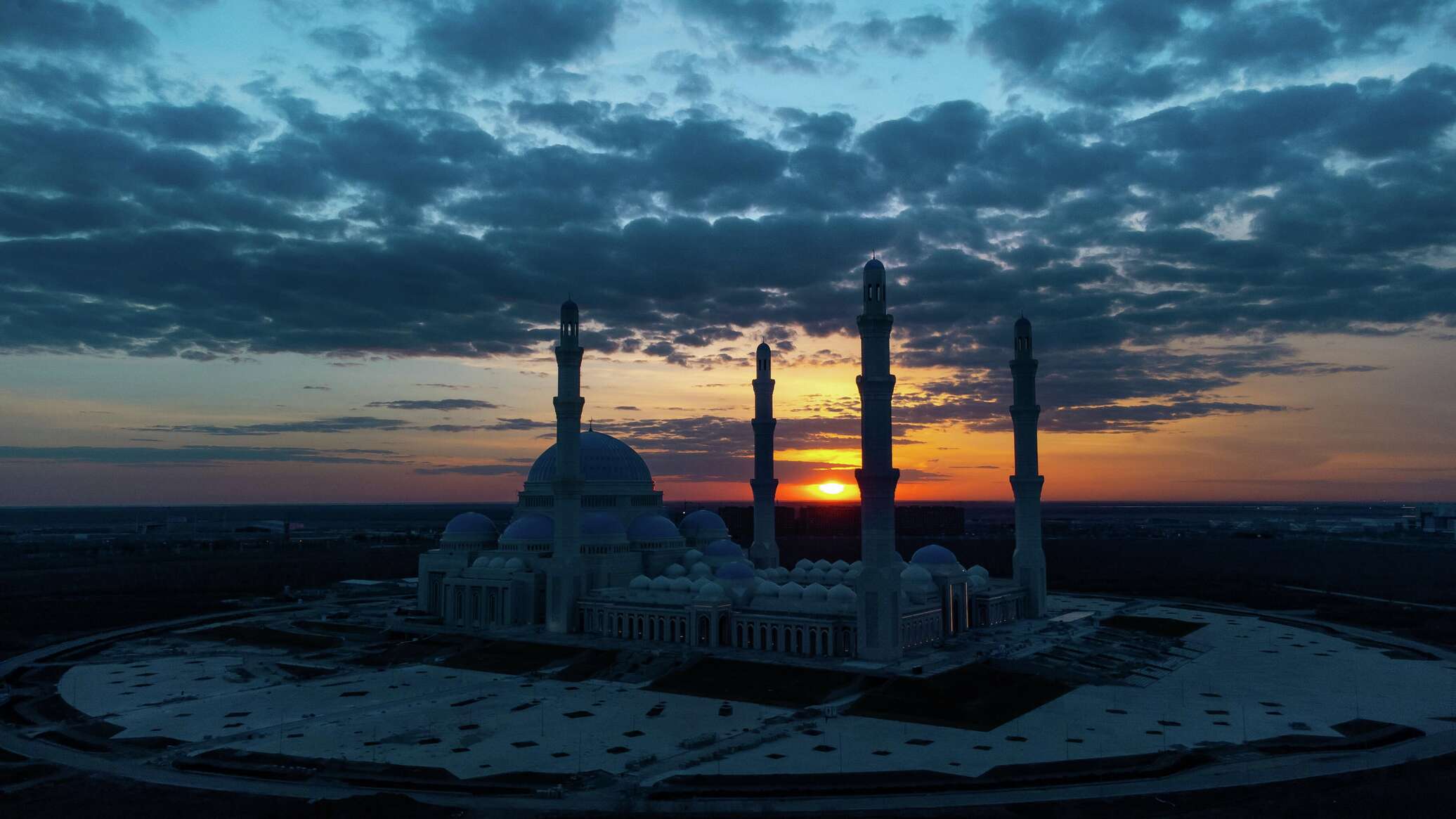 Ночь предопределения в исламе 2024 когда. Казахстан мечеть Нур-Астана. Астана ночью 2023. Ночь предопределения (Ляйляту Аль-Кадр). Мечеть на закате.