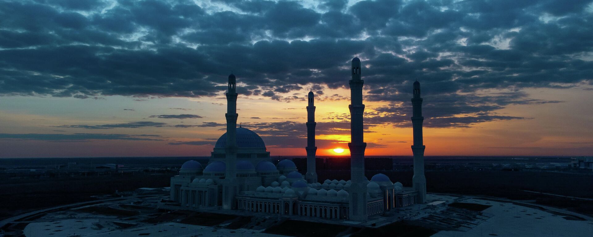 Закат над мечетью в Нур-Султане  - Sputnik Казахстан, 1920, 17.04.2023