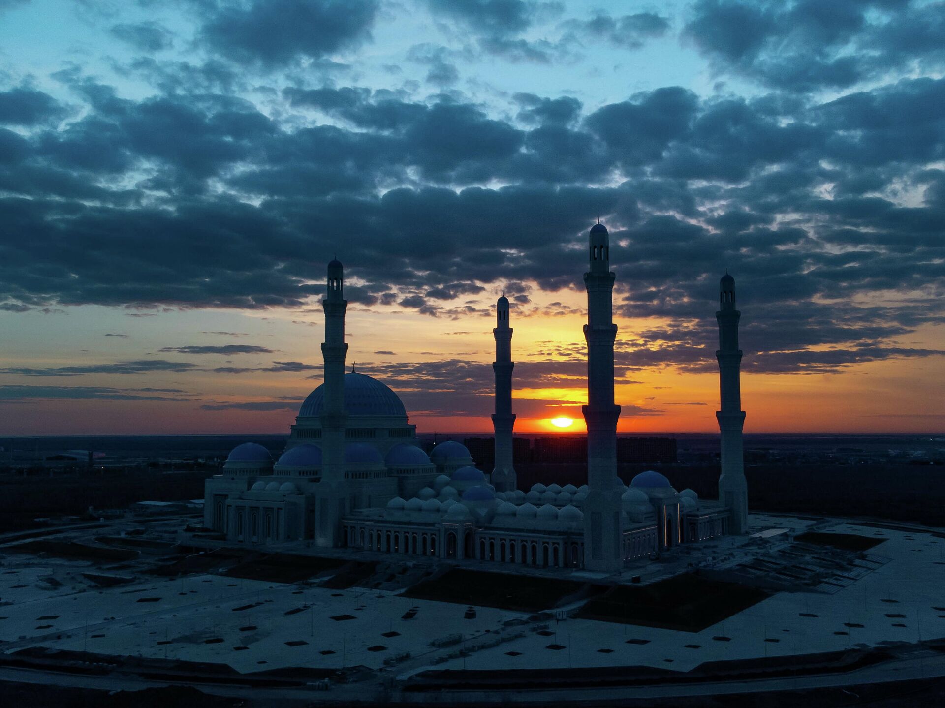 Кадыр тун 2024 москва. Казахстан мечеть Нур-Астана. Мечеть на закате. Закат в Исламе. Ораза 2023.
