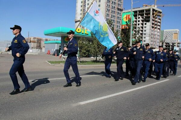 Массовый забег, посвященный 30-летию Вооруженных сил - Sputnik Казахстан