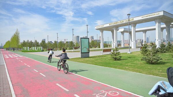 Специальные дорожки для велосипедистов опоясывают весь Ботанический сад столицы, даря любителям здорового образа жизни возможность насладиться велопрогулкой.  - Sputnik Казахстан