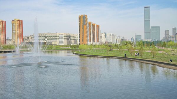 
Люди гуляют в Центральном парке столицы - Sputnik Казахстан