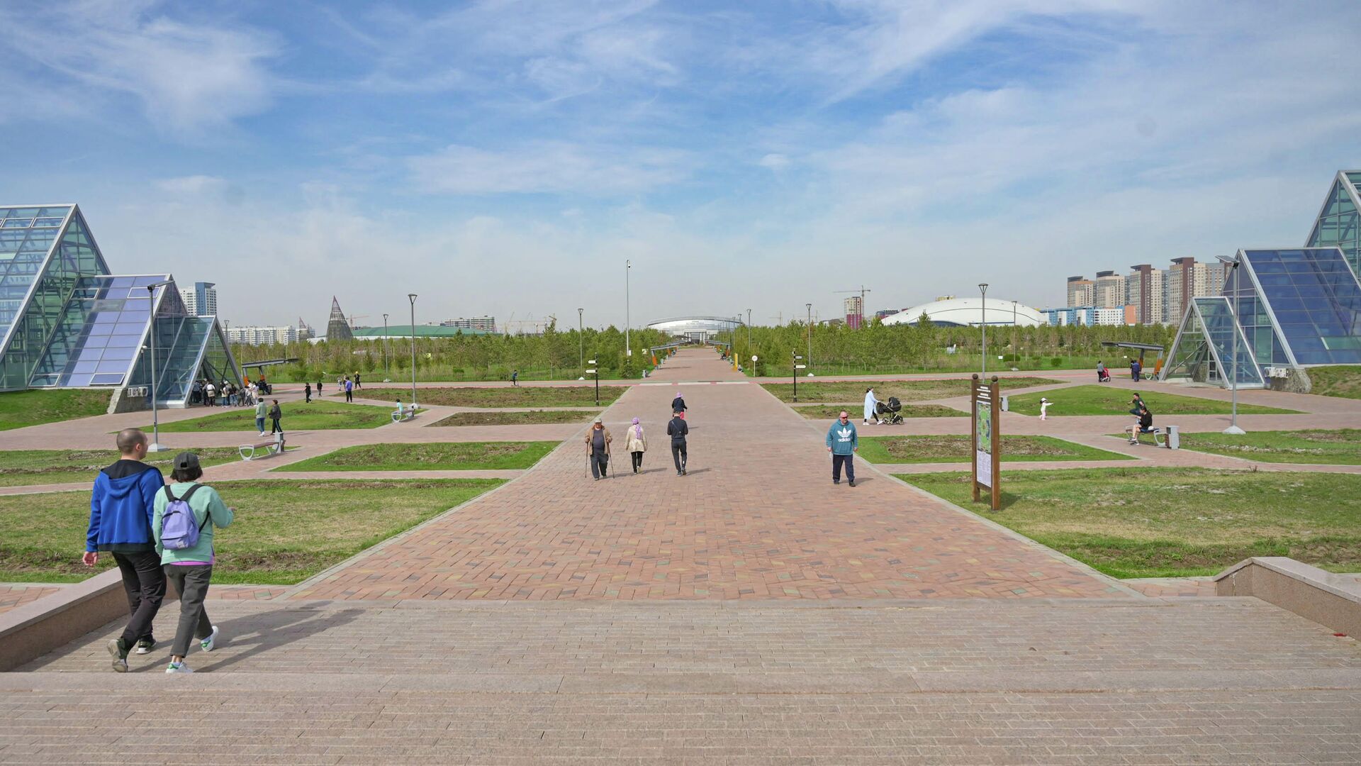 
Люди гуляют в Центральном парке столицы - Sputnik Казахстан, 1920, 05.05.2022