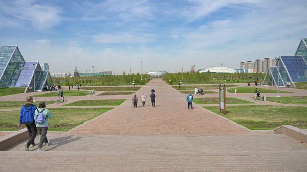 
Люди гуляют в Центральном парке столицы - Sputnik Казахстан
