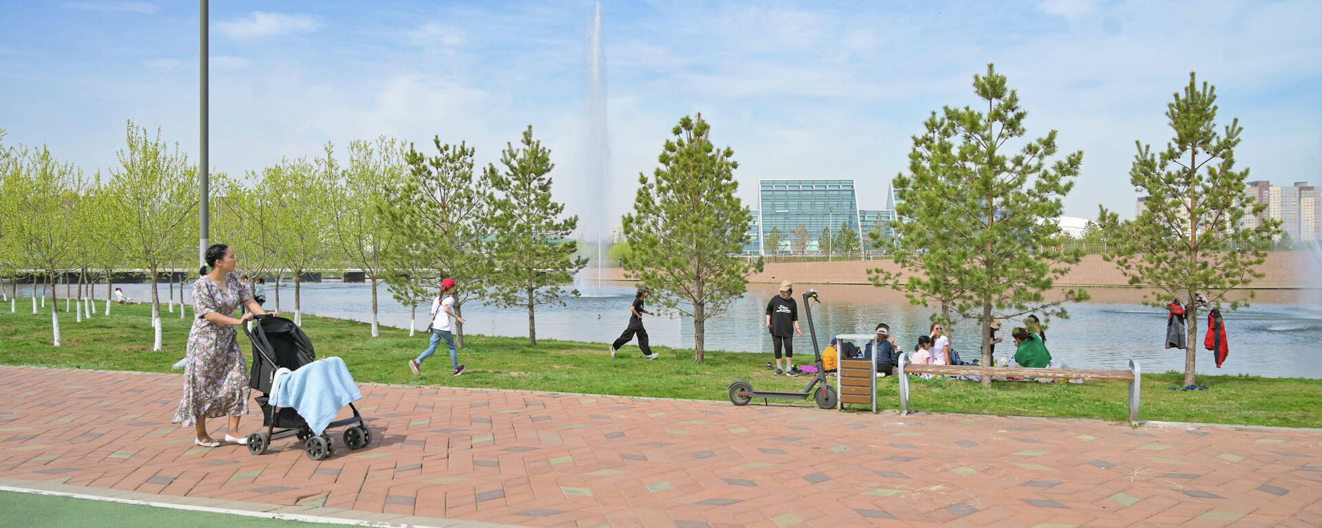 
Люди гуляют в Центральном парке столицы - Sputnik Қазақстан, 1920, 27.06.2025