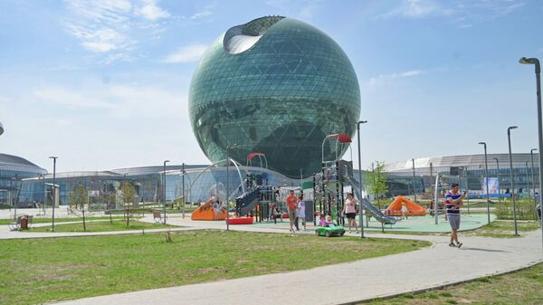 Гигантский шар ЭКСПО по-прежнему привлекает туристов и гостей города.  - Sputnik Казахстан