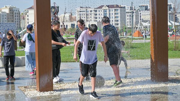 Юные жители столицы Казахстана спасаются от жары, освежаясь в городских фонтанах.  - Sputnik Казахстан