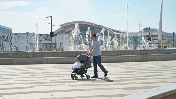 Журчание фонтанов создает умиротворяющую атмосферу для прогулок с детьми.  - Sputnik Казахстан
