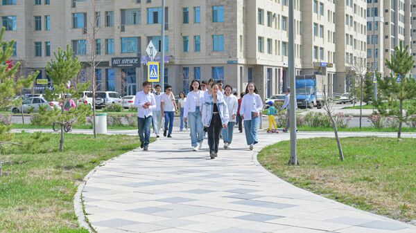 Жители столицы на прогулке в парке - Sputnik Казахстан