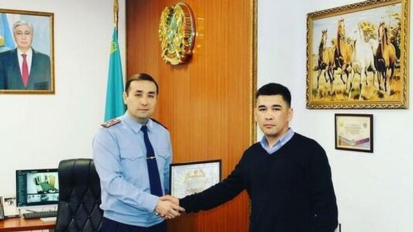 Председатель ОСИ Рустем Айтхожин нашел закладку в канализационном люке - Sputnik Казахстан