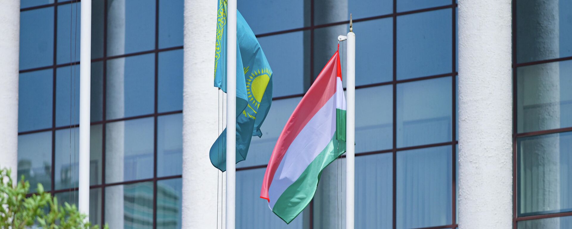 Флаги Казахстана и Венгрии - Sputnik Казахстан, 1920, 03.05.2022