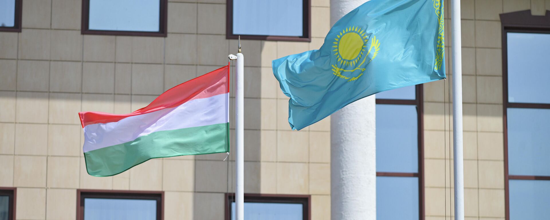 Флаги Казахстана и Венгрии - Sputnik Қазақстан, 1920, 02.11.2023