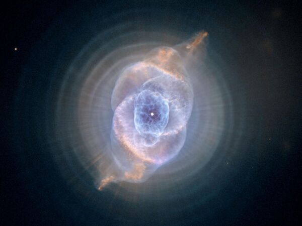 Вся красота туманности &quot;Кошачий глаз&quot; (NGC 6543) раскрывается на этом новом детальном изображении, полученном космическим телескопом Хаббл НАСА. Изображение, полученное с помощью усовершенствованной камеры Хаббла, показывает наложение одиннадцати или даже более концентрических &quot;колец&quot; или оболочек вокруг &quot;Кошачьего глаза&quot;.  - Sputnik Казахстан