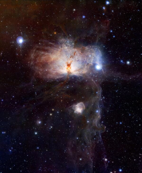Впечатляющая область звездообразования, известная как &quot;Пламенная туманность&quot;, или NGC 2024, в созвездии Ориона и ее окрестностях. На изображениях объекта в видимом свете ядро ​​туманности полностью скрыто за поглощающей свет пылью, но на этом изображении, сделанном в инфракрасном свете, видно скопление очень молодых звезд в центре объекта. Широкоугольный вид также включает призрачные очертания туманности &quot;Конская Голова&quot; справа внизу. Яркая голубоватая звезда справа — одна из трех ярких звезд, образующих Пояс Ориона. - Sputnik Казахстан